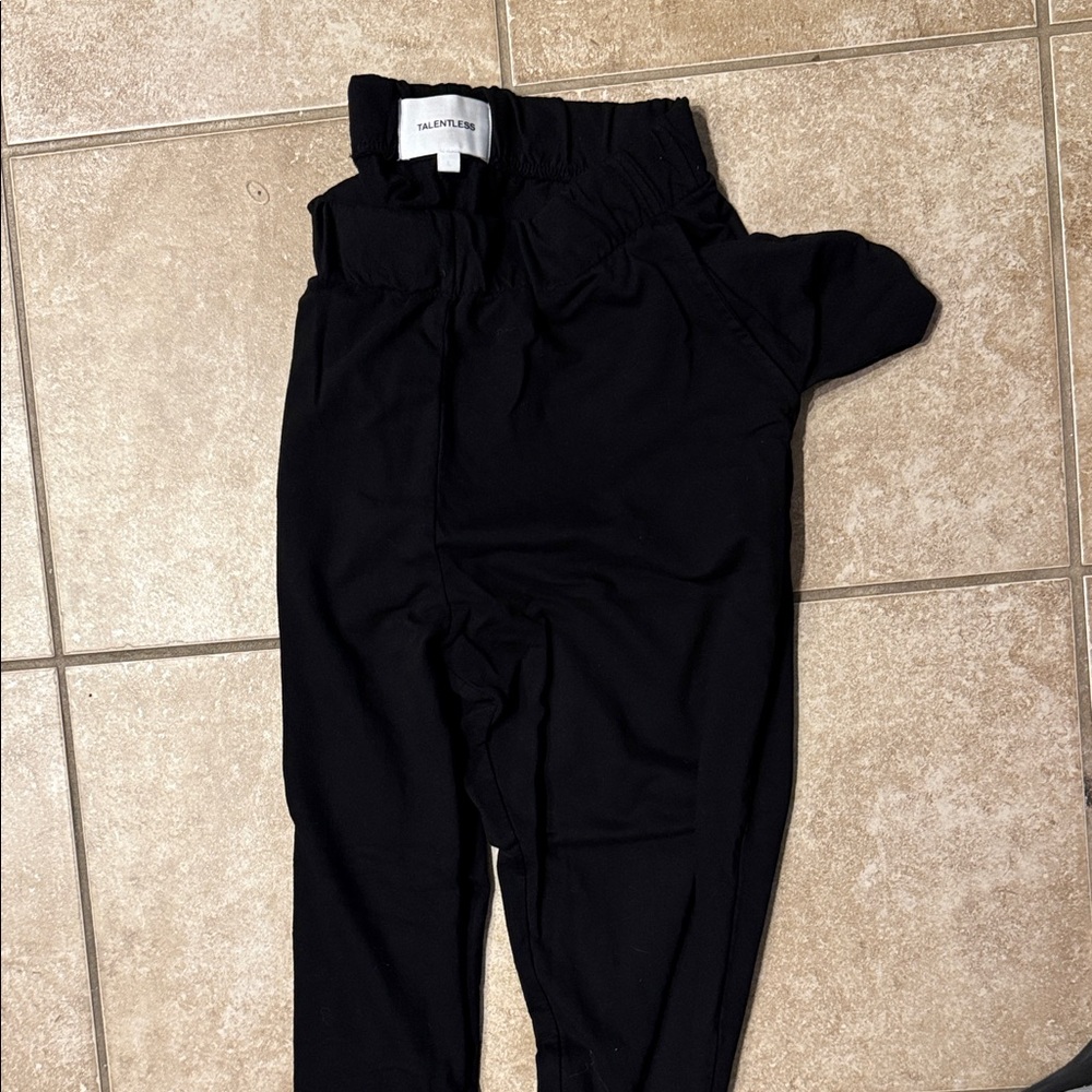 Talentless casual chill wide leg pant super cute L but fit like M